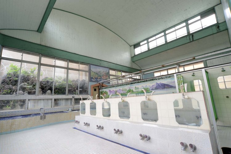 浴室は天井が高く、洗い場も広い。清潔感があるので気持ちよく利用できる。 