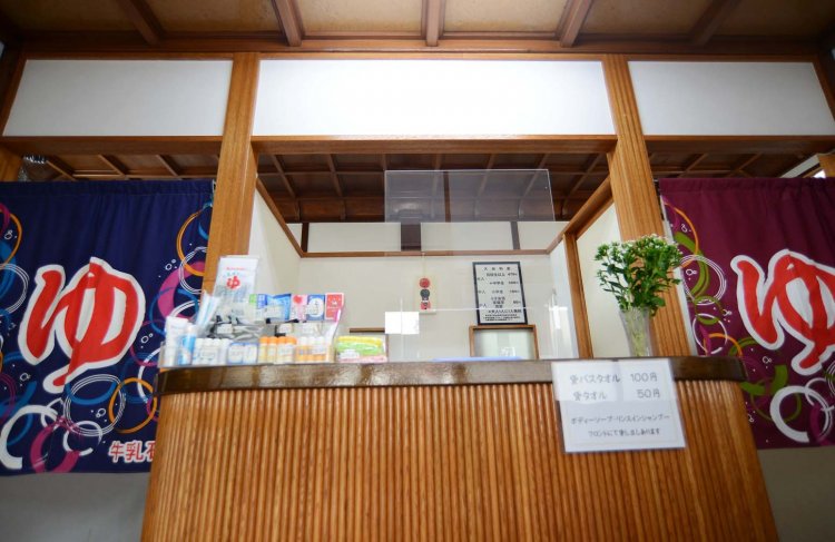 番台があったところを改装してフロントにした。