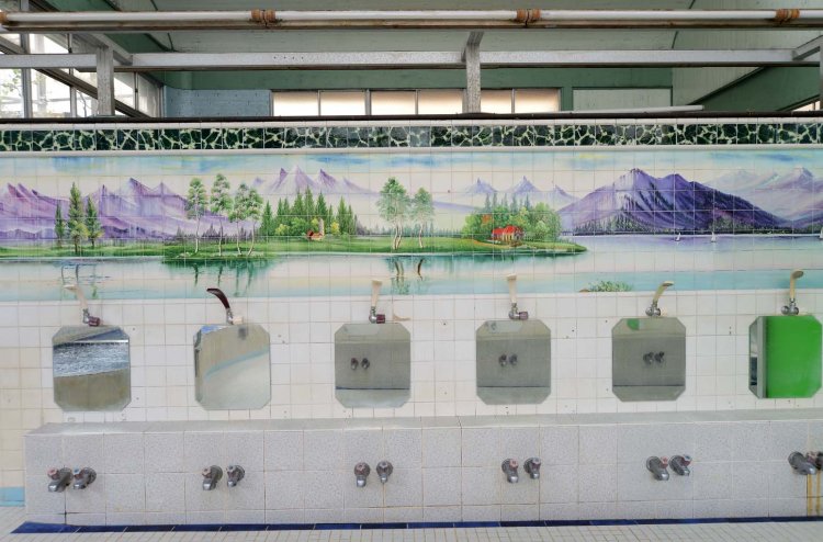 男湯と女湯の間にはヨーロッパの風景を描いたモザイク画が飾られている。