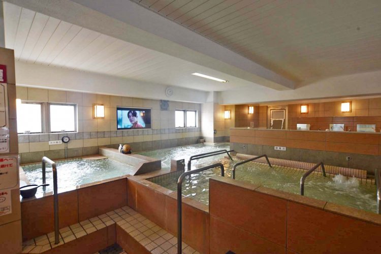 1階の浴室。3つの浴槽がTの字に配置されている。