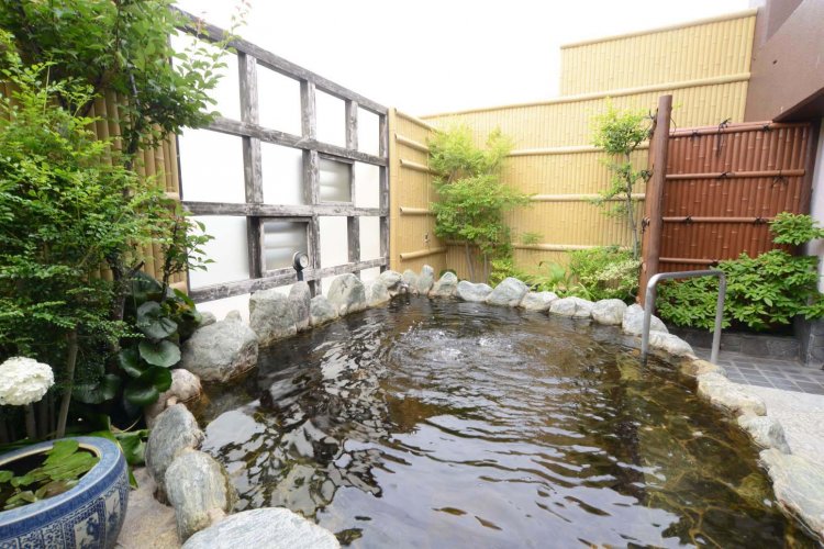 これを楽しみに訪れる人も多いという露天風呂。目隠し塀の小窓を開ければ新幹線が見える。