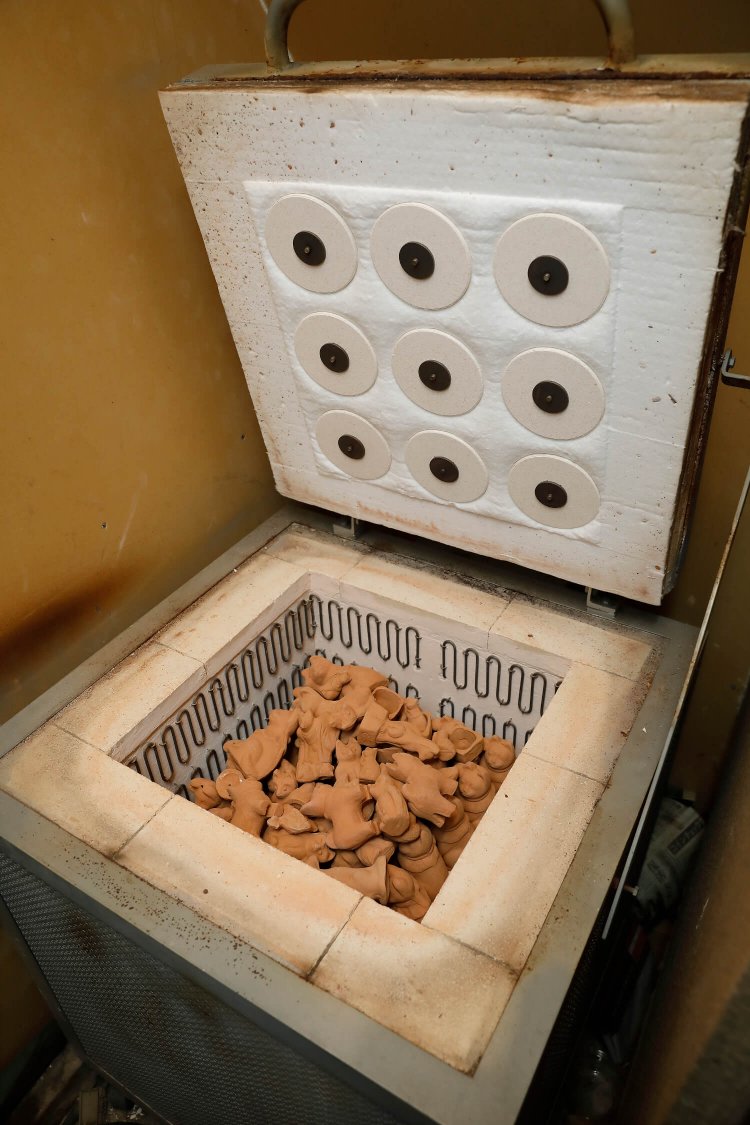 電気窯の中には焼いて冷ました人形が。