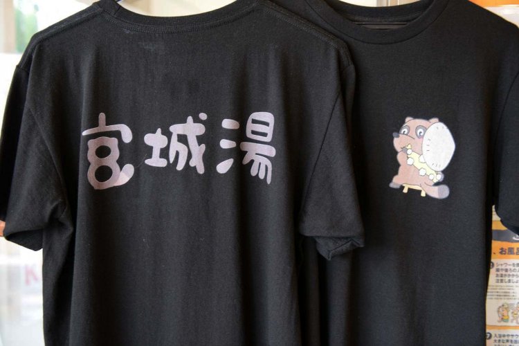 オリジナルキャラクター「お掃除タヌキ」があしらわれたTシャツ。