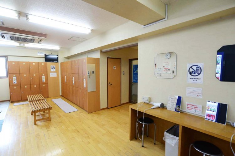 ゆったりした造りの脱衣所。ドライヤーは無料で利用できる。