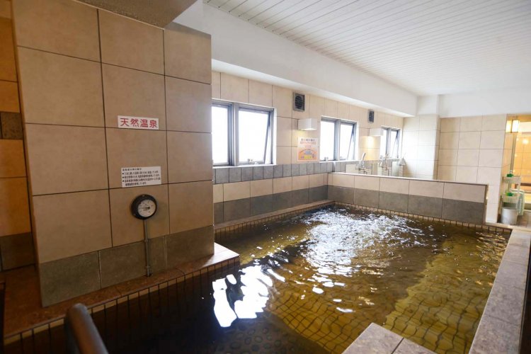 1階の温泉浴槽は、38度というぬる湯なので、ゆっくり半身浴を楽しめる。