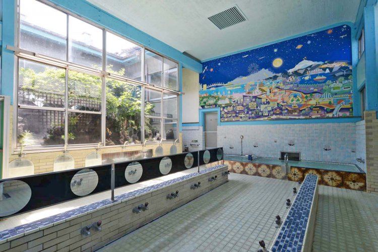 中庭を眺める浴室。正面に見えるイラストの背景画も印象的だ。