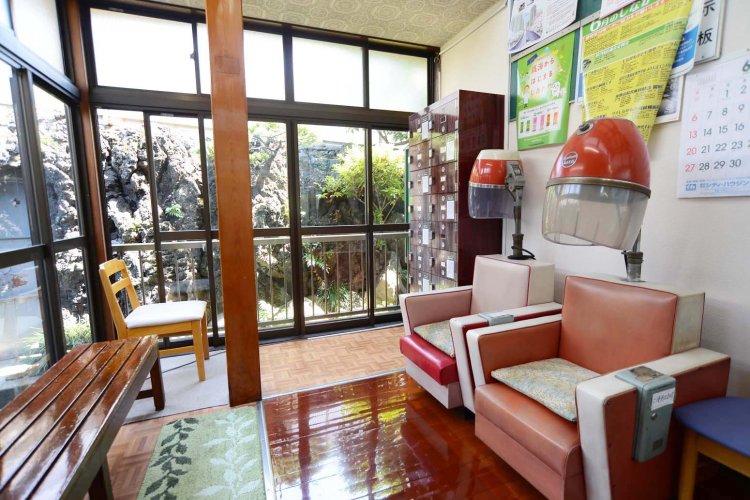 おかま型ドライヤーがある女湯の脱衣所。木の床は鏡のように磨かれている。