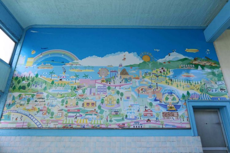 男湯の背景画。どんなものが描かれているか探すのも楽しそう。