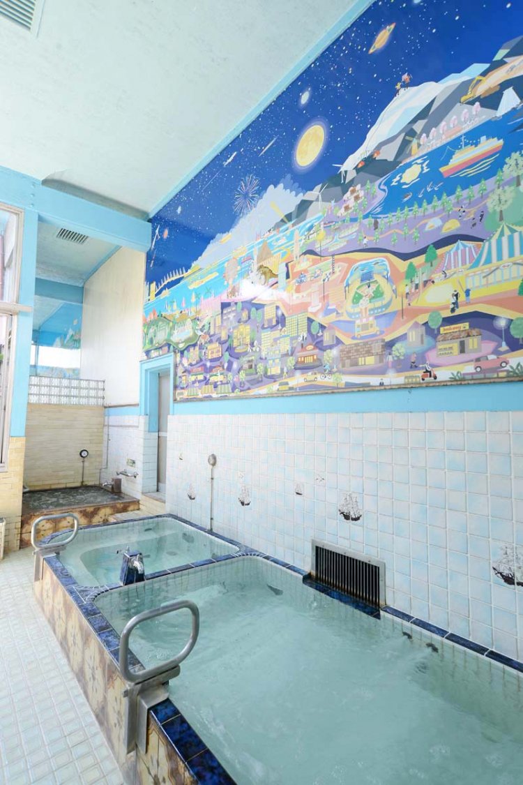 大きな浴槽を2つに仕切り、大小の浴槽で湯温を変えている。奥は日替わりの薬湯。