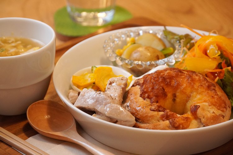 日替わりの「本日のゴハン＆デリセット」。ふんわり卵のスープとミニコーヒー、小さなクッキーが付いて950円。