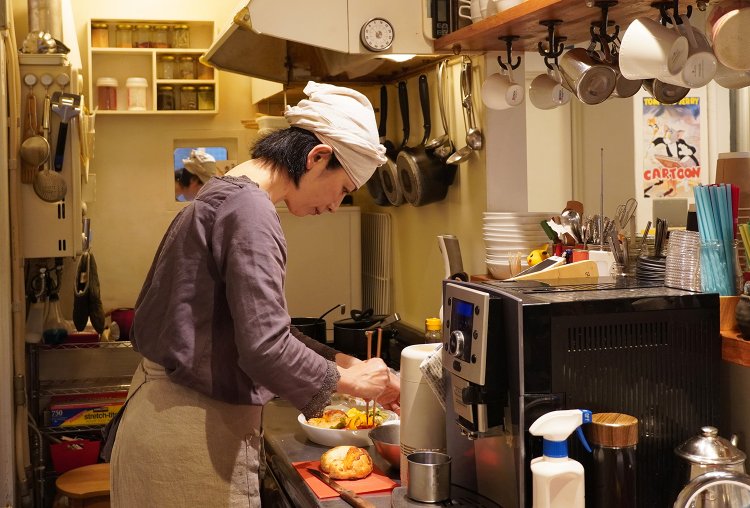 小さな厨房のなかで、一食一食を丁寧に作り続けている。