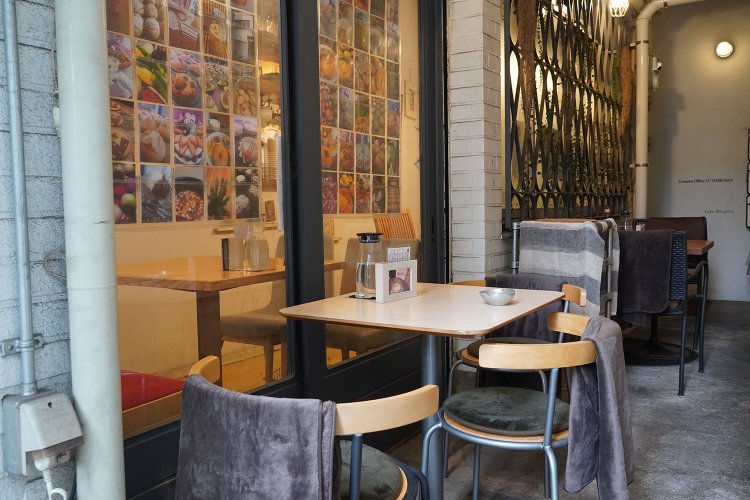 風が通るテラス席。開放的でくつろげる。