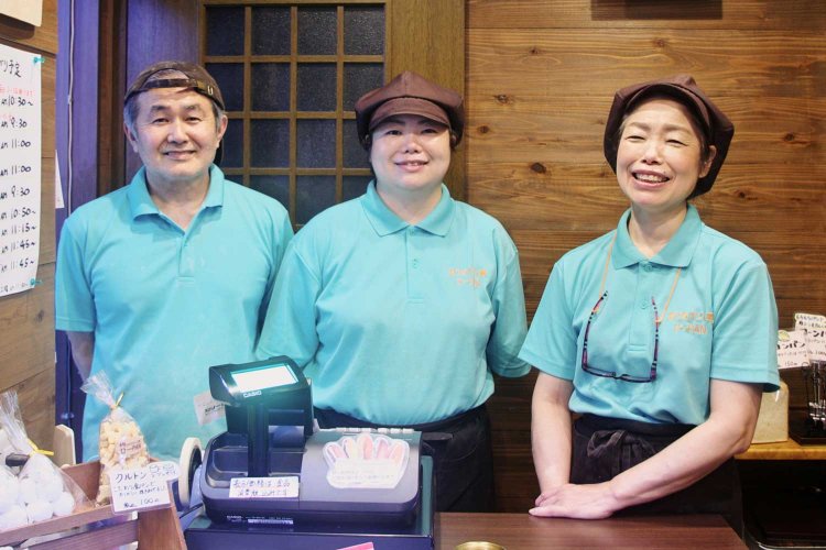 パン職人歴46年でほのぼのした雰囲気の比嘉恭三さん、何でもできる頼もしい娘の梨沙さん、ムードメーカーの妻・芳子さん。