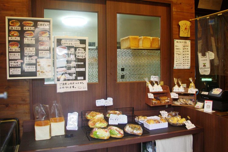 ４畳ほどのこぢんまりした売り場は、15時頃にはご覧のような品薄状態に。