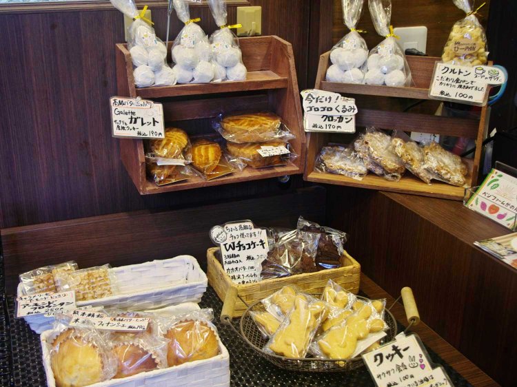 梨沙さんが手がける充実の焼き菓子コーナー。スノーボール280円には薄力粉ではなく強力粉を使うのがパン屋さんならでは。