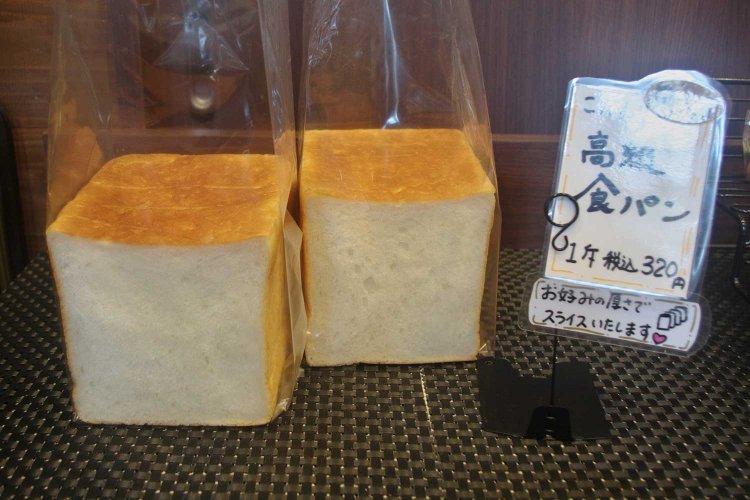 角が鋭角で耳が少なめ、四角形が美しい高級食パン320円。甘みに練乳を使うそう。