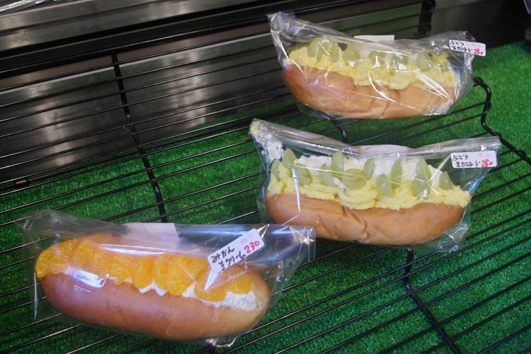 みかん生クリーム230円など、デザート系のコッペサンドもクリームやフルーツがたっぷり。