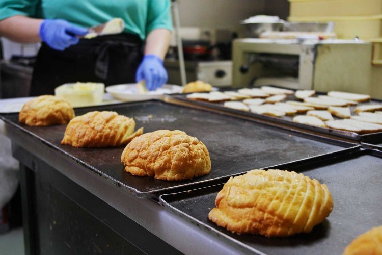 薄切りしたメロンパンに、バターと砂糖を塗り、ラスクも作る。