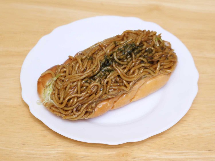 焼きそば200円は、100gも入れる焼きそばの下にさらにキャベツの千切りが！　