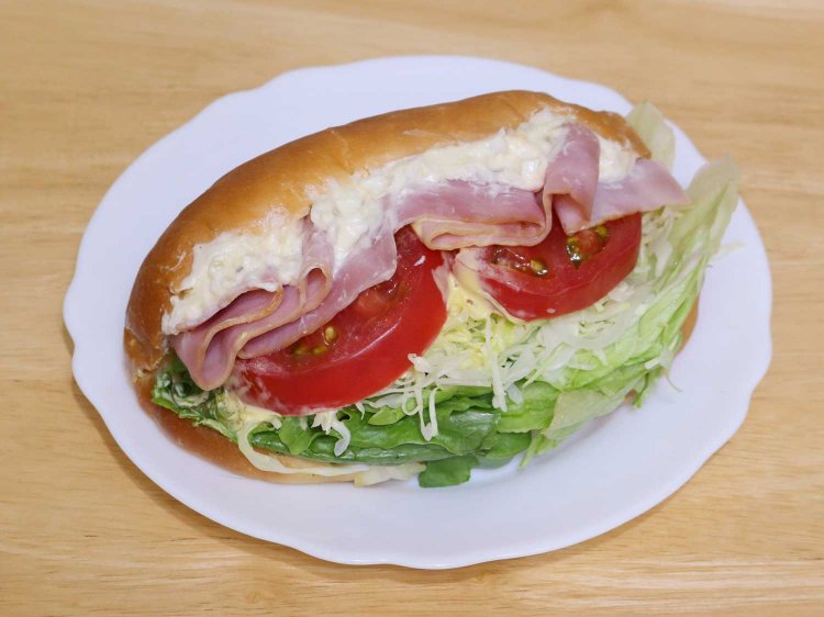 地元農家の野菜も使用するＢ･Ｌ･Ｔ270円。こちらもキャベツの千切り入り。