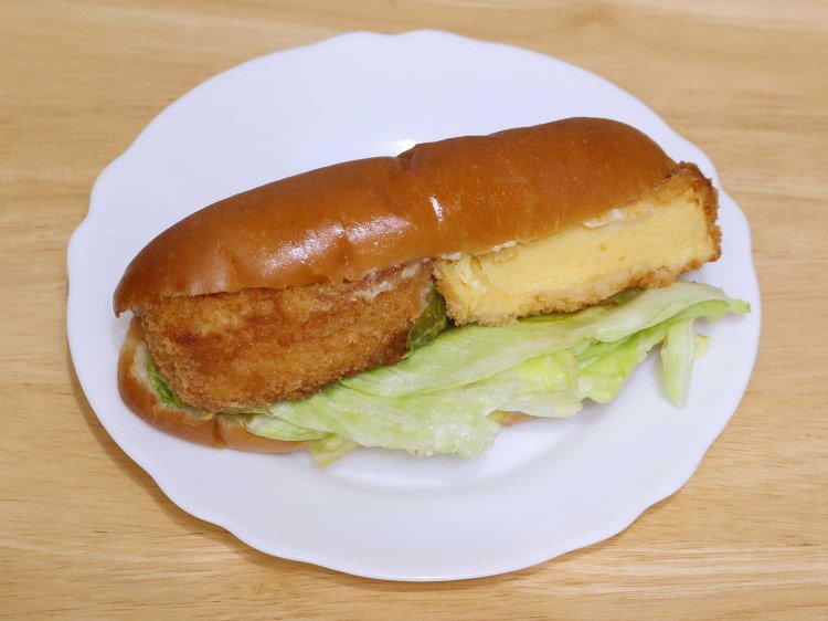 ふわふわな卵焼きをフライにしてサンドした、厚焼きたまごフライ260円。甘酸っぱいソースがよく合う。