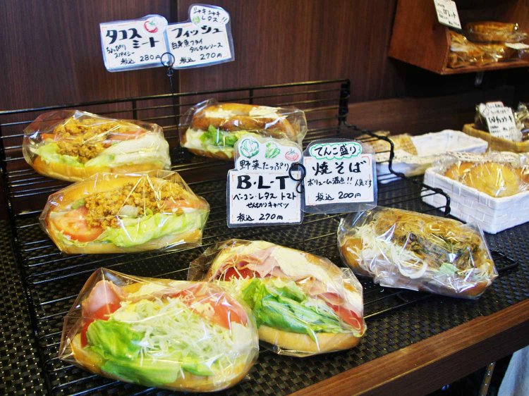 人気のおかずコッペサンドたち。パンが閉じないほど具材のボリュームがすごい。