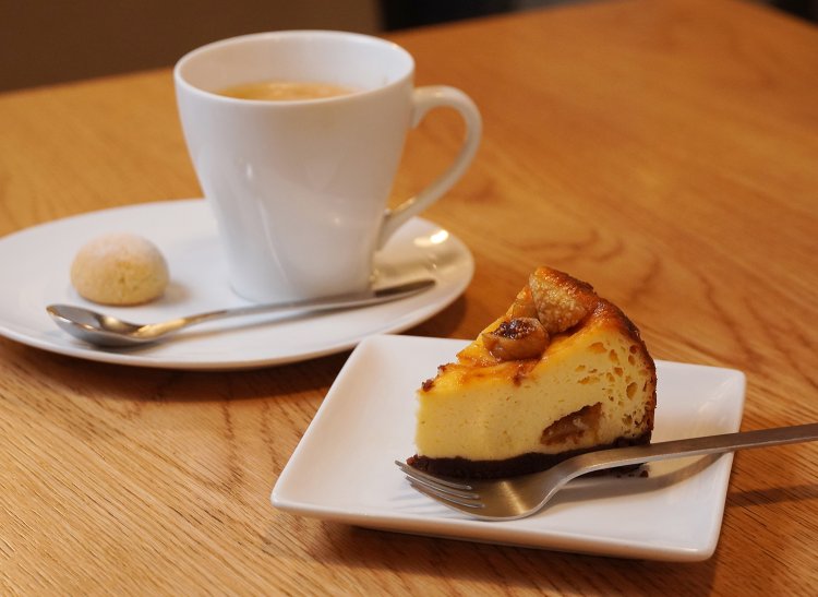  ドライ無花果（いちじく）のチーズケーキ470円とコーヒー（クッキー付き）430円。