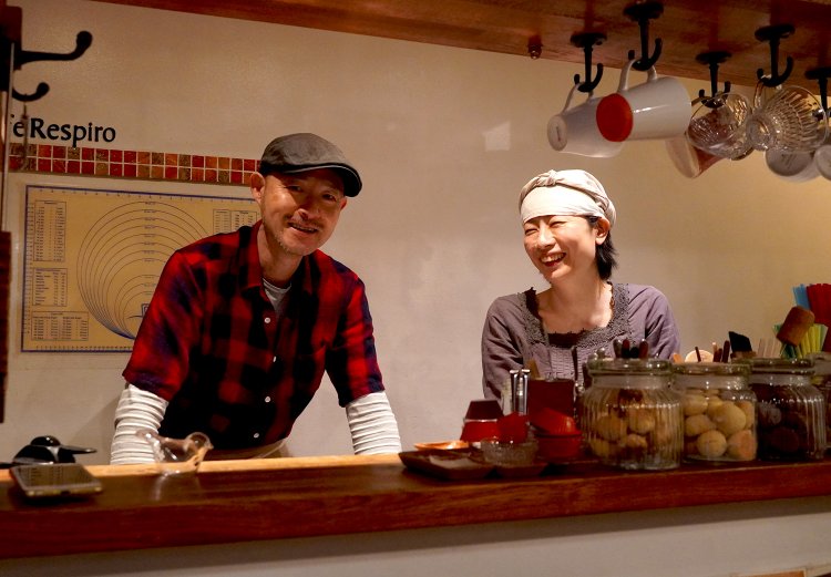 夫でフリーライターのUMIさん。忙しいときはSHIBAさんを手伝うことも。