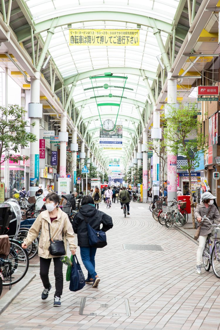 赤羽駅の東口は知る人ぞ知る“自転車天国”。『ダイエー』が入る「LaLaガーデン」には駐輪スペースがたくさん。