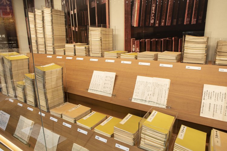 館内の一角には『群書類従』が積み重ねられている。