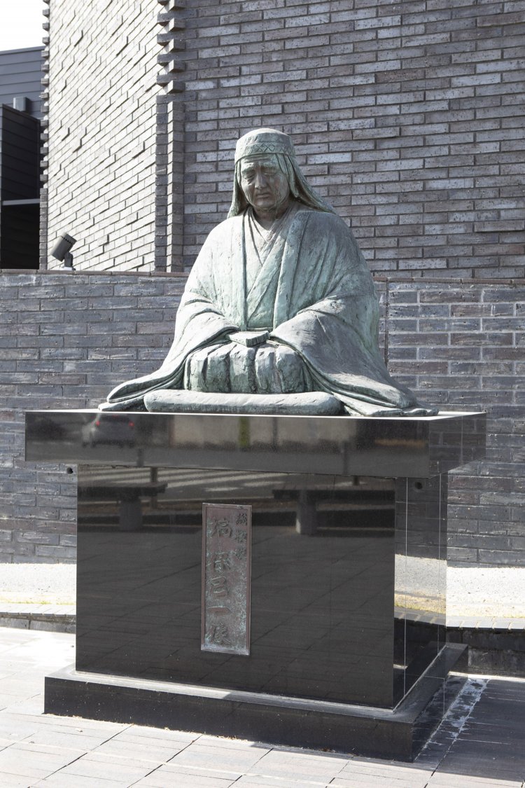 記念館前には座像が。