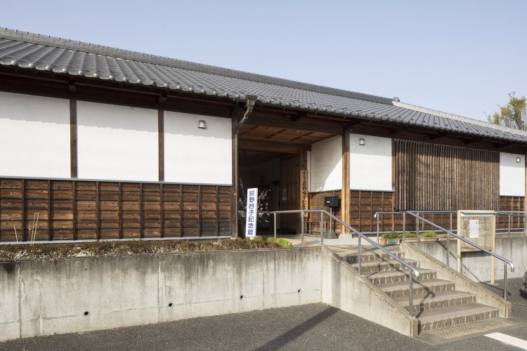 建物は吟子の生家にあった長屋門をイメージしている。