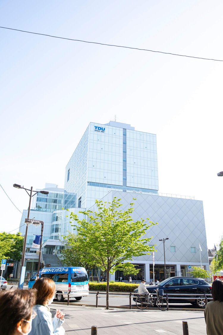 2012年に移転してきた東京電機大学のキャンパスは東口駅前の風景を大きく変えた。