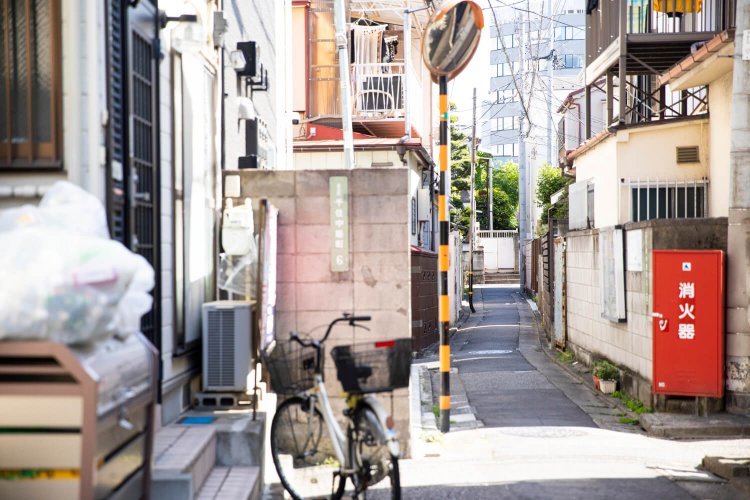 路地を入ると新たな発見が。