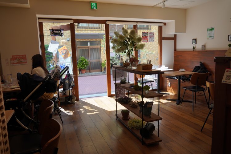 BGMはジャズ。スペースにゆとりがあり、明るい日差しが入る。