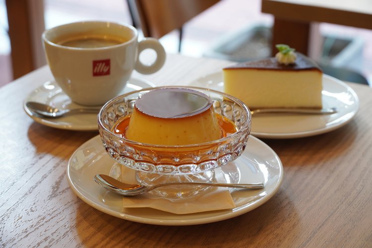 ホットコーヒー480円、自家製 焼プリン450円、自家製 ベイクドチーズケーキ520円。コーヒー豆は販売も。