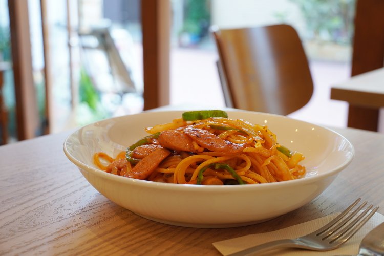 ナポリタン770円も、ソーセージやマッシュルームなど具だくさんで食べごたえも十分。