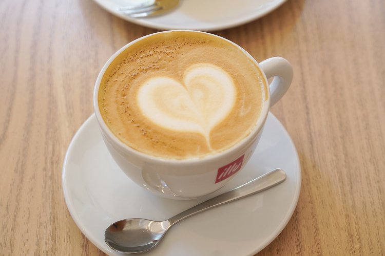 カフェラテ530円。ラテアートもきれい。