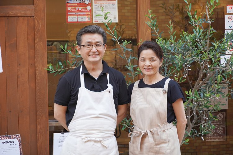 安田さんと妻の美由紀さん。店名の「ig」は飼っている犬の種類「イタリアン・グレイハウンド」から。