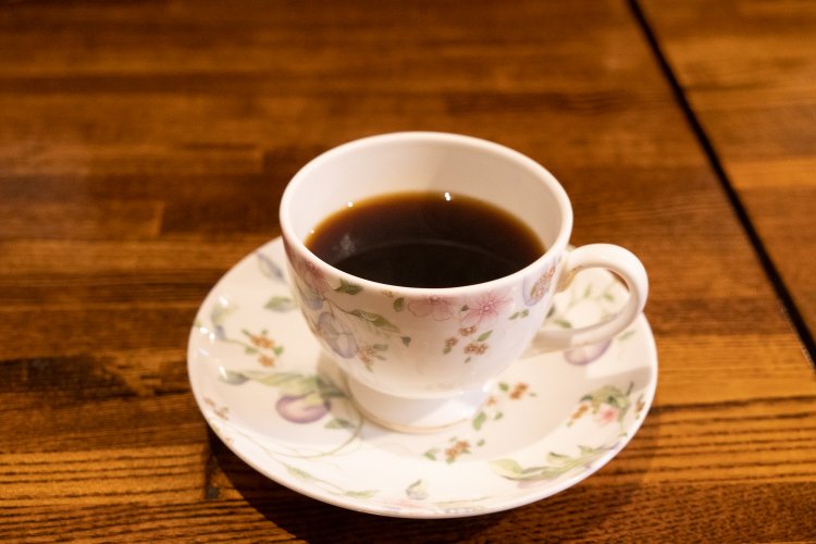 4種類ある樹の花オリジナルブレンドは700円から。花の柄が描かれたカップが多い。