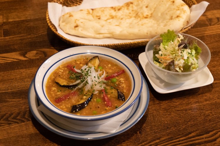 なすのキーマカレー＆ナンorライス付き1200円。ミニサラダとコーヒーか紅茶をセットにするとプラス600円。