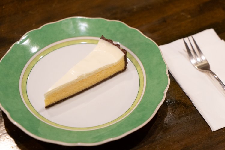創業当時から成沢さんの友人が作る本格派チーズケーキは芳醇ブレンドかダージリンティーとセットで1250円。