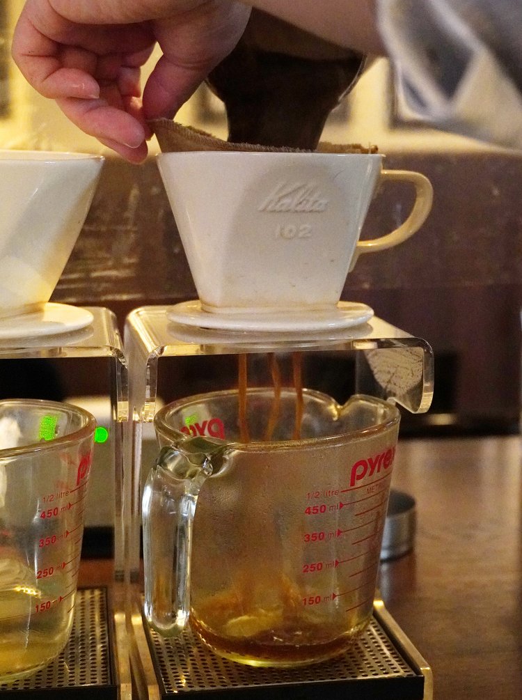 お湯に浸したコーヒーをナイロンのフィルターで濾す。