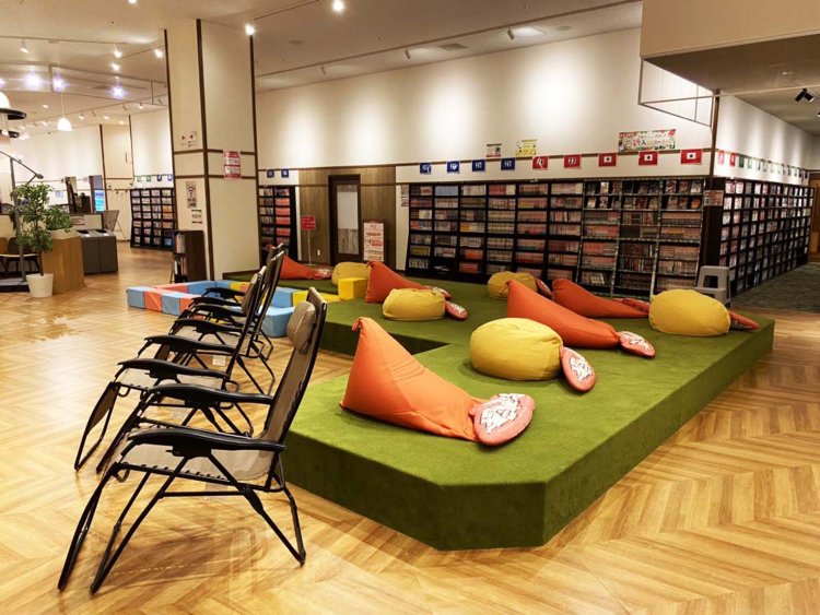 館全体では約2万冊の漫画の蔵書があり、岩盤浴エリアには新刊を充実させた漫画コーナーがある。