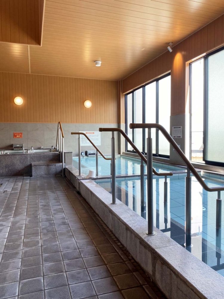 通常営業は10時からだが、6時～9時に朝風呂（入浴料500円、土･日・祝は600円）もやっている。