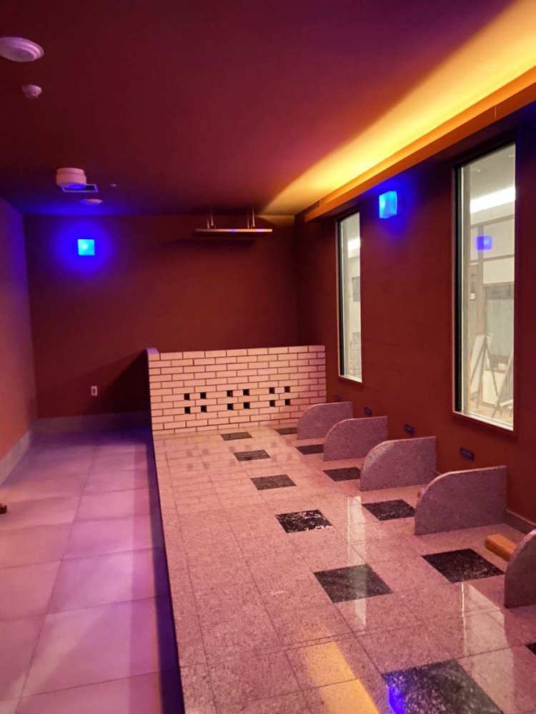 熱を加えた鉱石から放射される遠赤外線で体を温め、 深部からの発汗作用を促す岩盤浴。