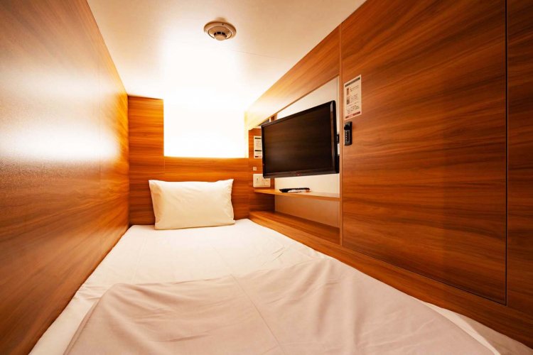 キャビン内にはテレビやコンセントなども備える。