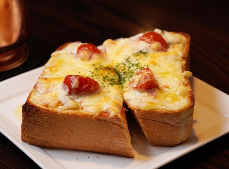 ピザトーストも500円。