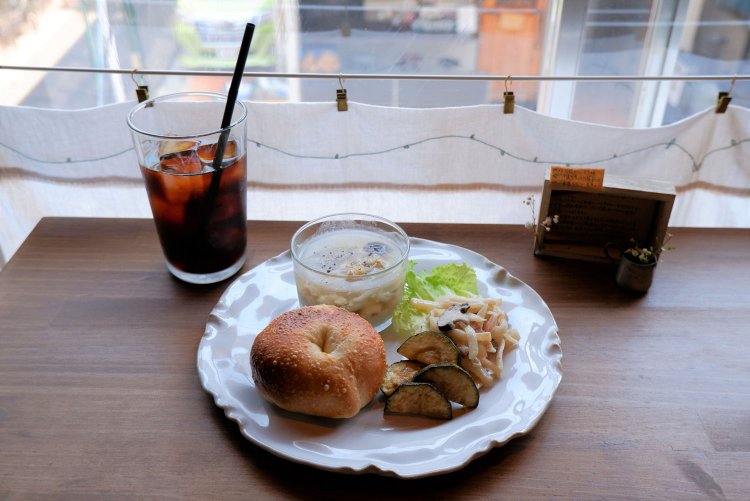 本日のデリプレート（ドリンク付き）1200円。