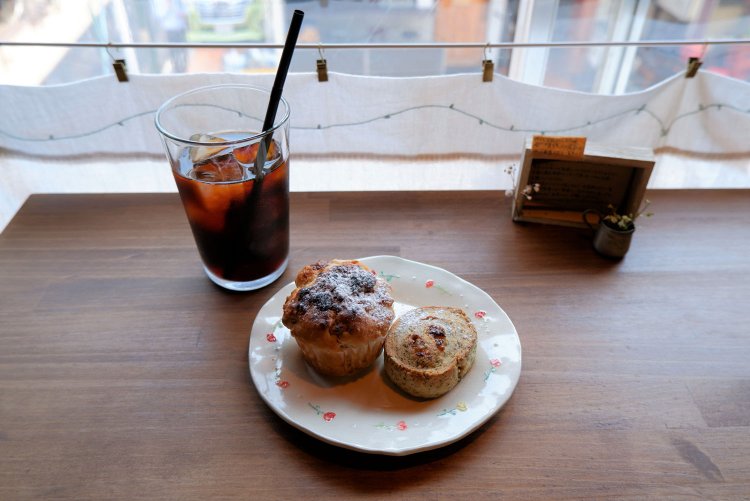 バナナとチョコチャンクのシナモンマフィン270円、アールグレイと甘夏レモンジャムのスコーン270円、Cwtchオリジナルブレンドコーヒー（アイス）500円。※すべてイートイン価格。